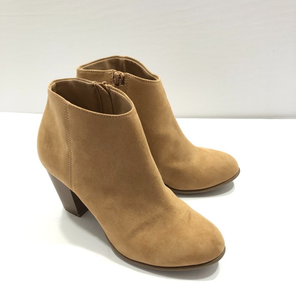 Old Navy tan suede ankle high bootie block heel Side zip Woman's size 9